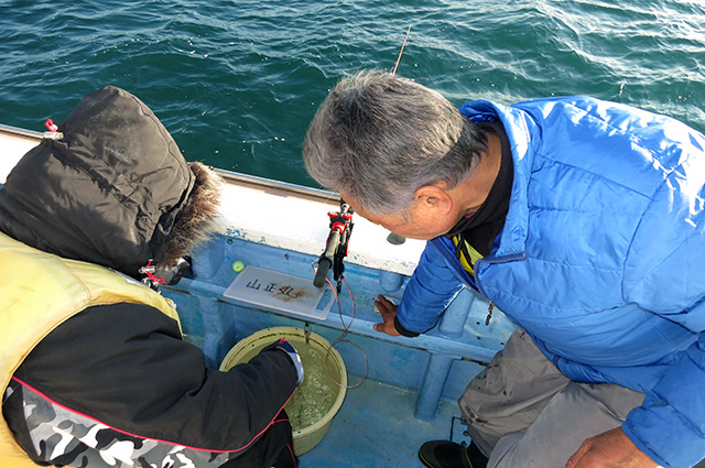 初心者の方は船長に聞くと出船前に釣り方を教えてくれます。