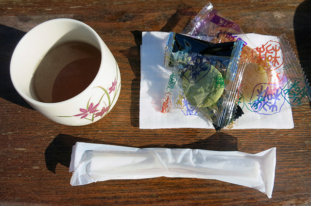 お茶とお菓子をどうぞ。