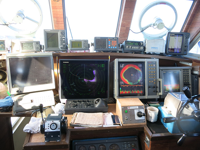 様々な機器が揃った操舵室